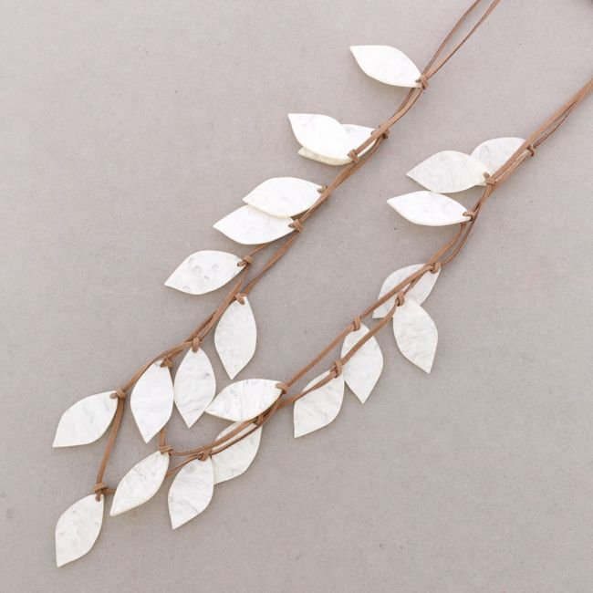 LONG RESIN LEAVES NECKLACE