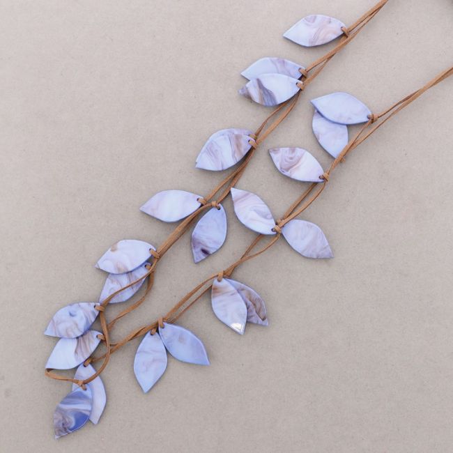 COLLAR LARGO HOJAS RESINA