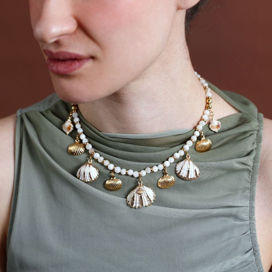 STEEL NECKLACE WITH NACRE BEADS AND SHELL PENDANTS