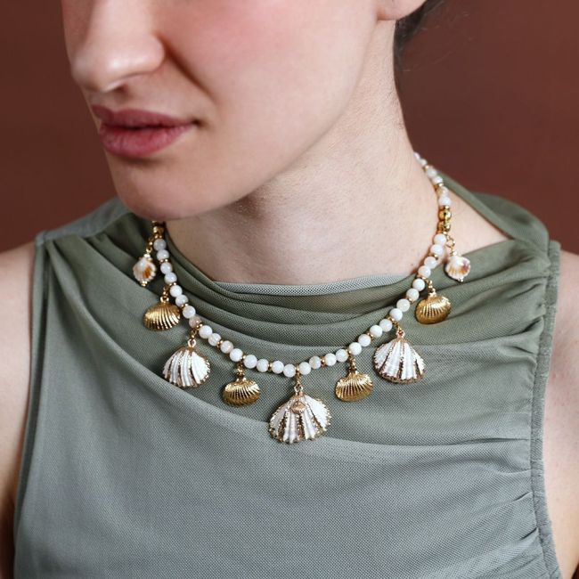 STEEL NECKLACE WITH NACRE BEADS AND SHELL PENDANTS
