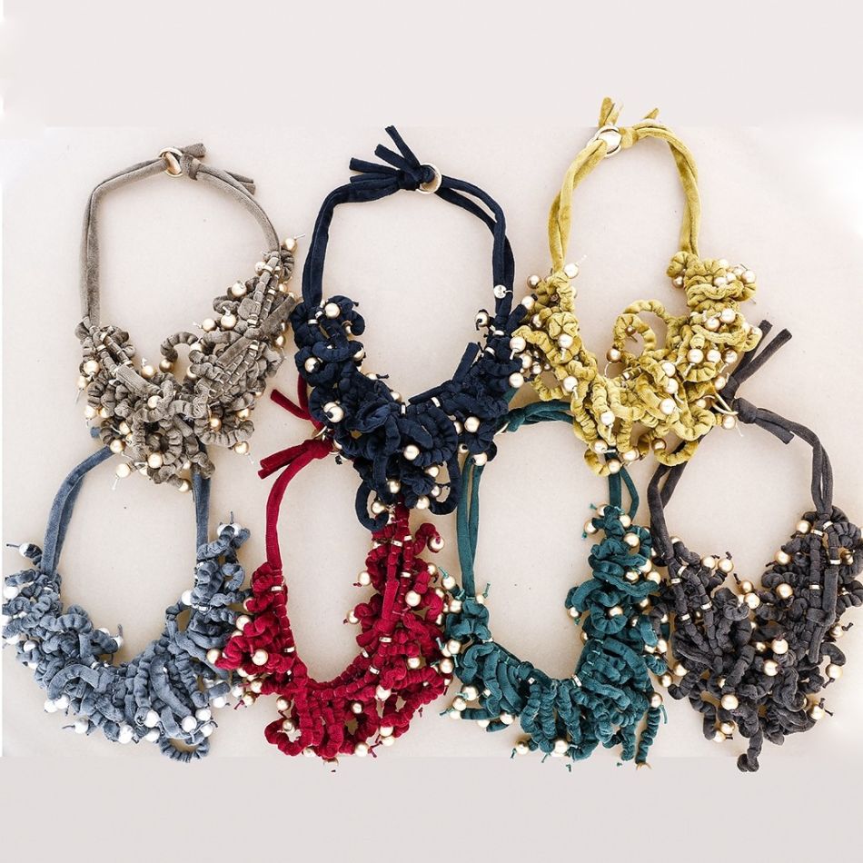 PENDANT SHORT NECKLACE VELVET STRAPS BALL