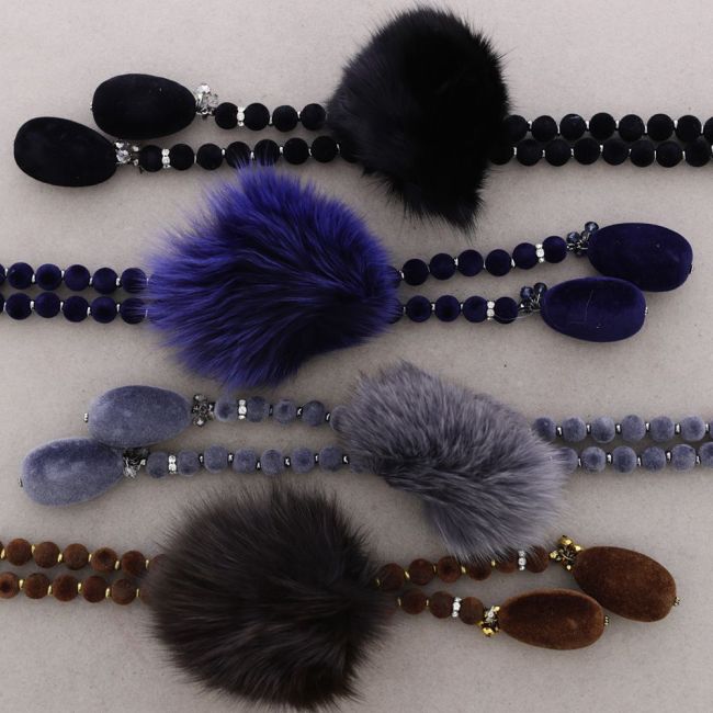 COLLAR LARGO COLG. POMPOM