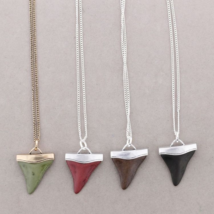 COLLAR LARGO COLG. METAL RESINA 2