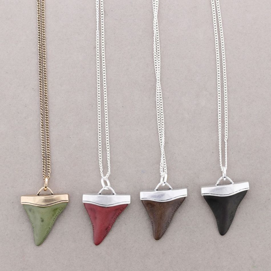 LONG PENDANT NECKLACE METAL RESIN