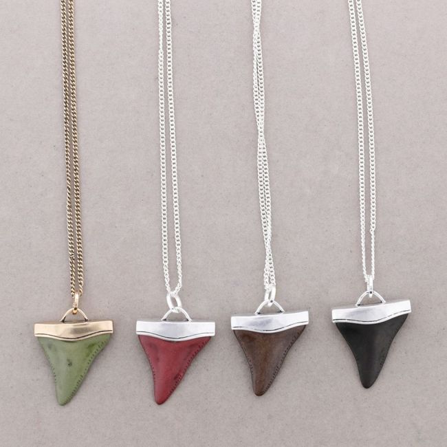 LONG PENDANT NECKLACE METAL RESIN