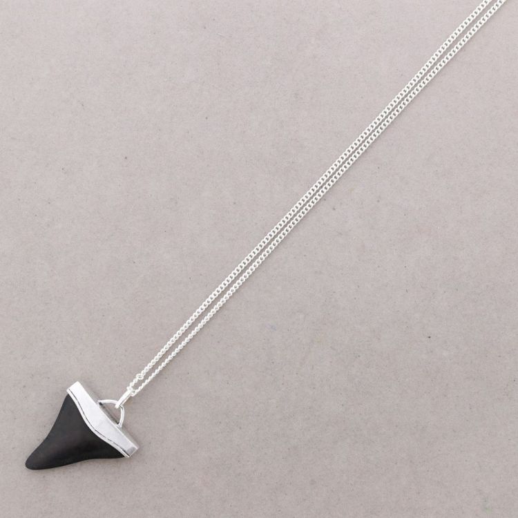 LONG PENDANT NECKLACE METAL RESIN