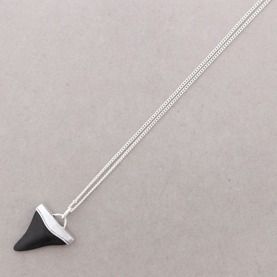 COLLAR LARGO COLG. METAL RESINA