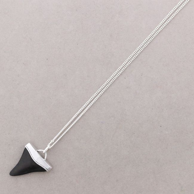 COLLAR LARGO COLG. METAL RESINA