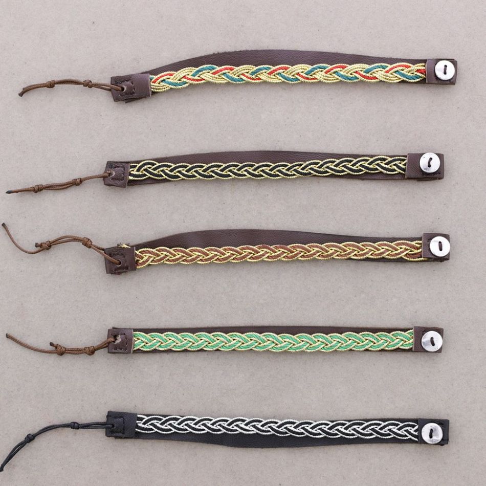 BRAIDED BRACELET WITH LEATHER CLASP