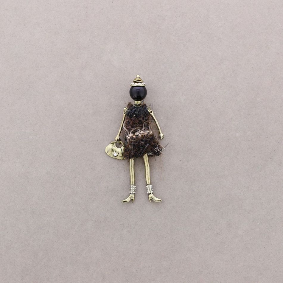 BROCHE METAL MUÑECA