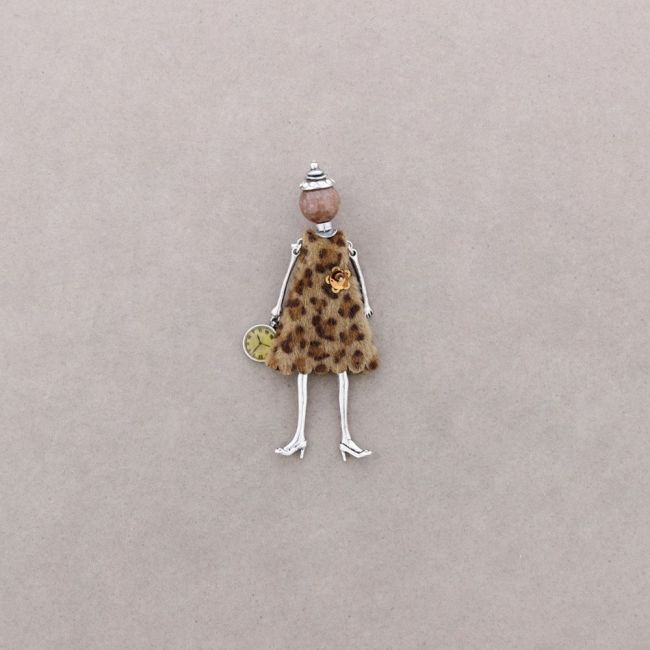 METAL DOLL BROOCH