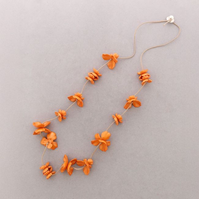 LONG RESIN FLOWER NECKLACE