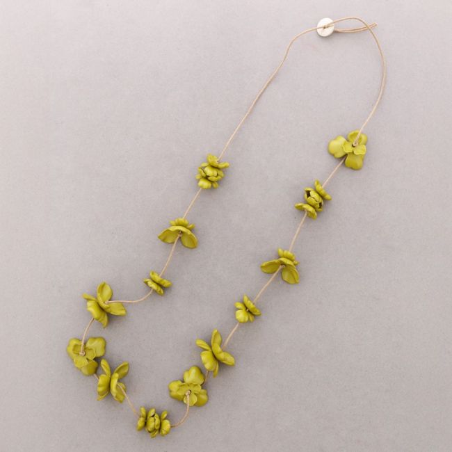 COLLAR LARGO FLORES RESINA