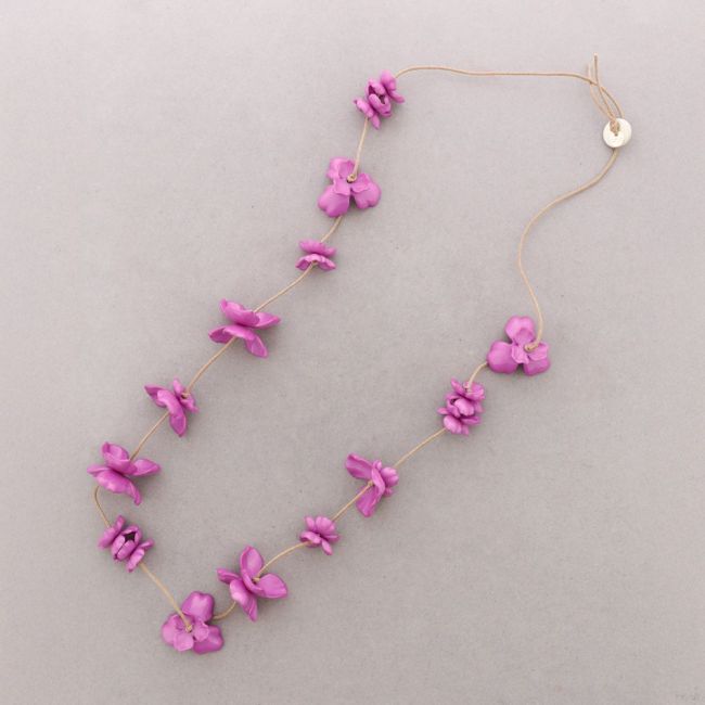 COLLAR LARGO FLORES RESINA