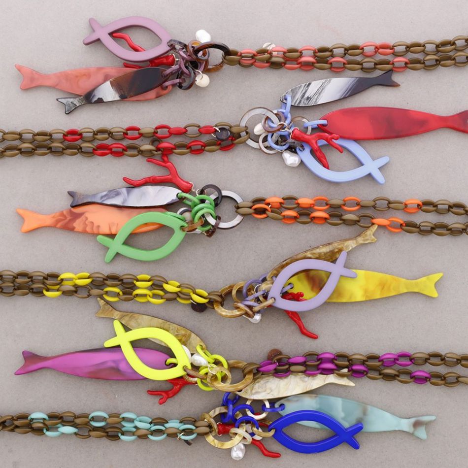 LONG NECKLACE WITH RESIN FISH PENDANTS