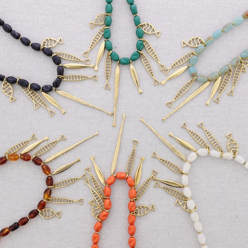 STEEL CHOKER WITH RESIN BEADS AND FISH PENDANTS
