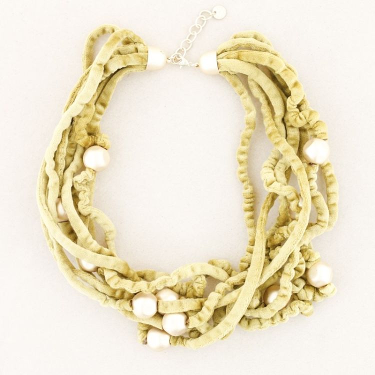 VELVET STRIPS BALL SHORT NECKLACE