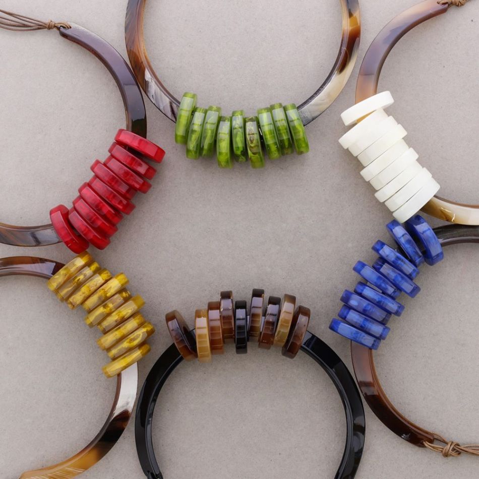 CHOKER PENDANT RESIN HOOPS