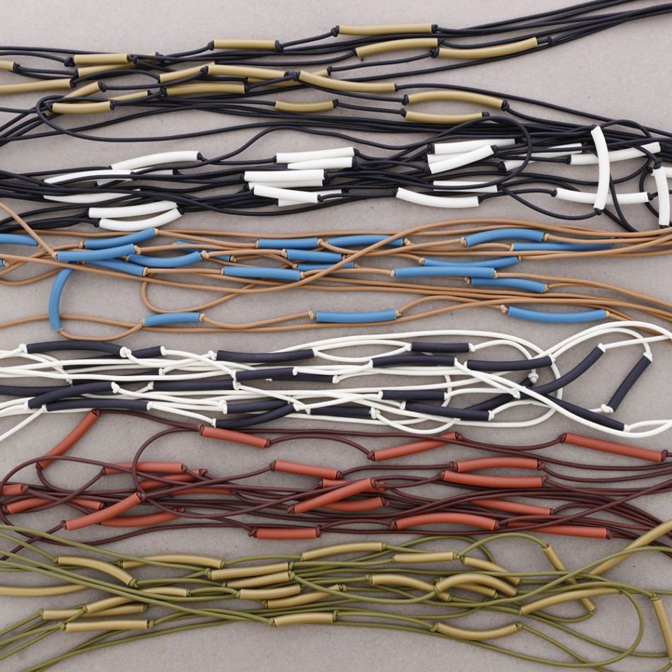 COLLAR LARGO MULTI TIRAS GOMA