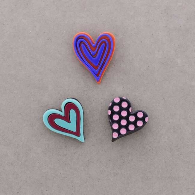 BROCHE SET TRIPLE CORAZÓN RESINA
