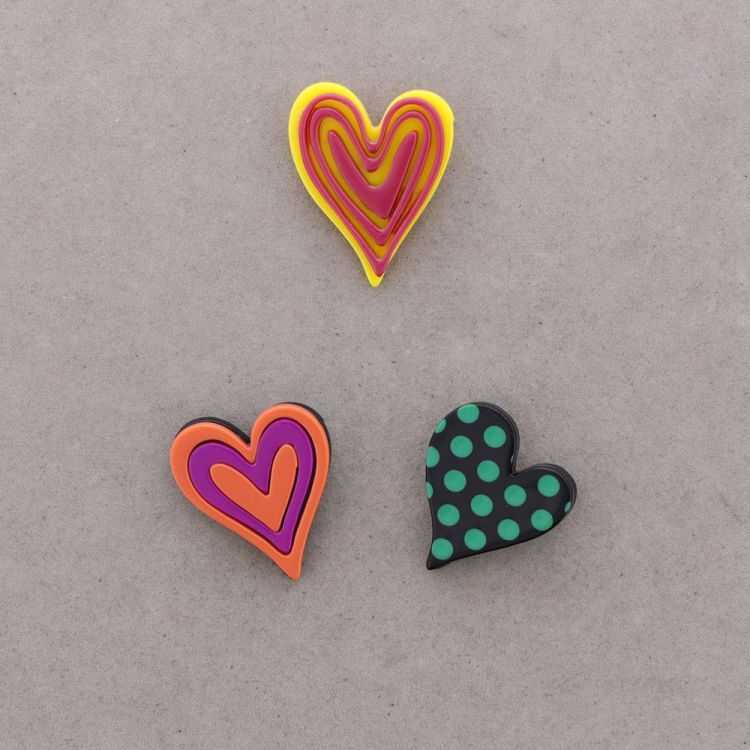 BROCHE SET TRIPLE CORAZÓN RESINA 2