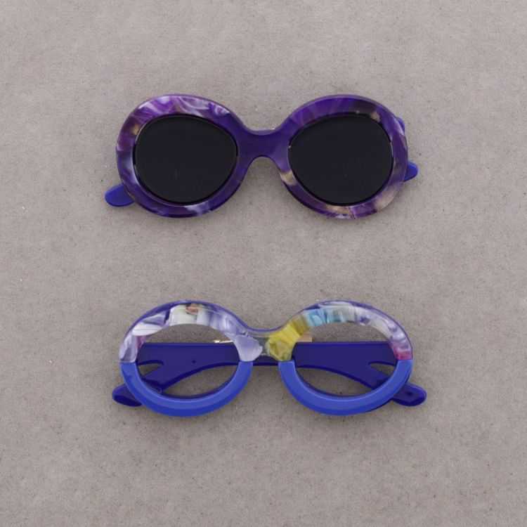 BROOCH SET OF 2 RESIN GLASSES