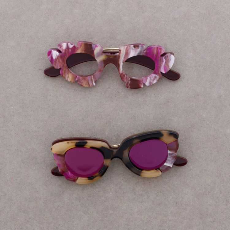 BROOCH SET OF 2 RESIN GLASSES 2