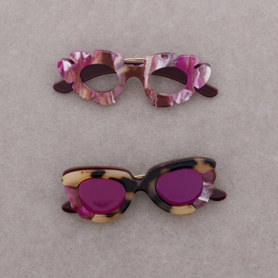 BROOCH SET OF 2 RESIN GLASSES
