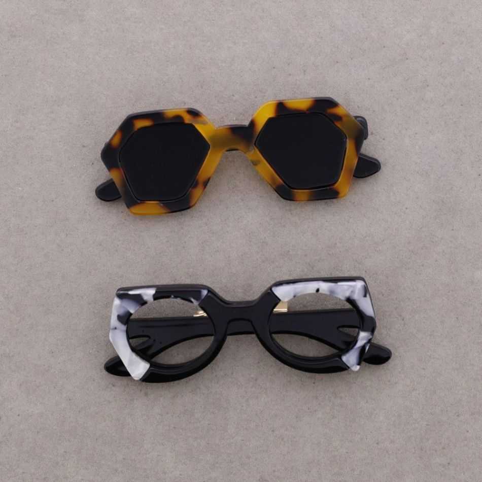 BROOCH SET OF 2 RESIN GLASSES