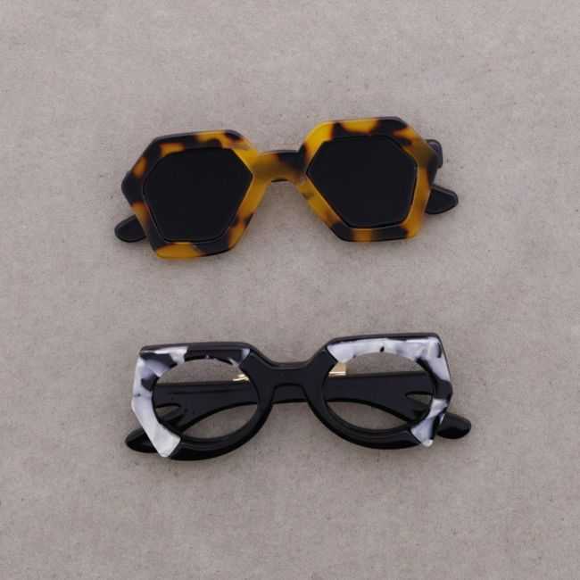 BROOCH SET OF 2 RESIN GLASSES