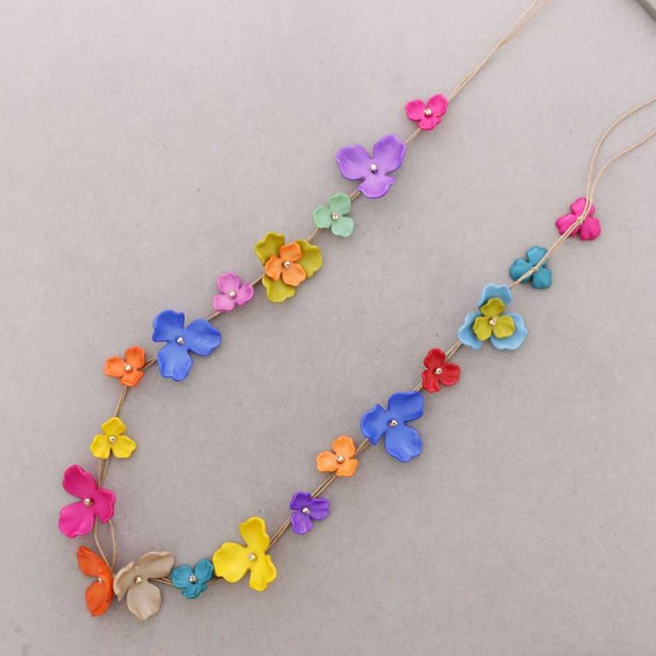 COLLAR LARGO FLORES RESINA
