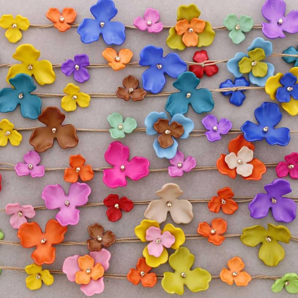 COLLAR LARGO FLORES RESINA