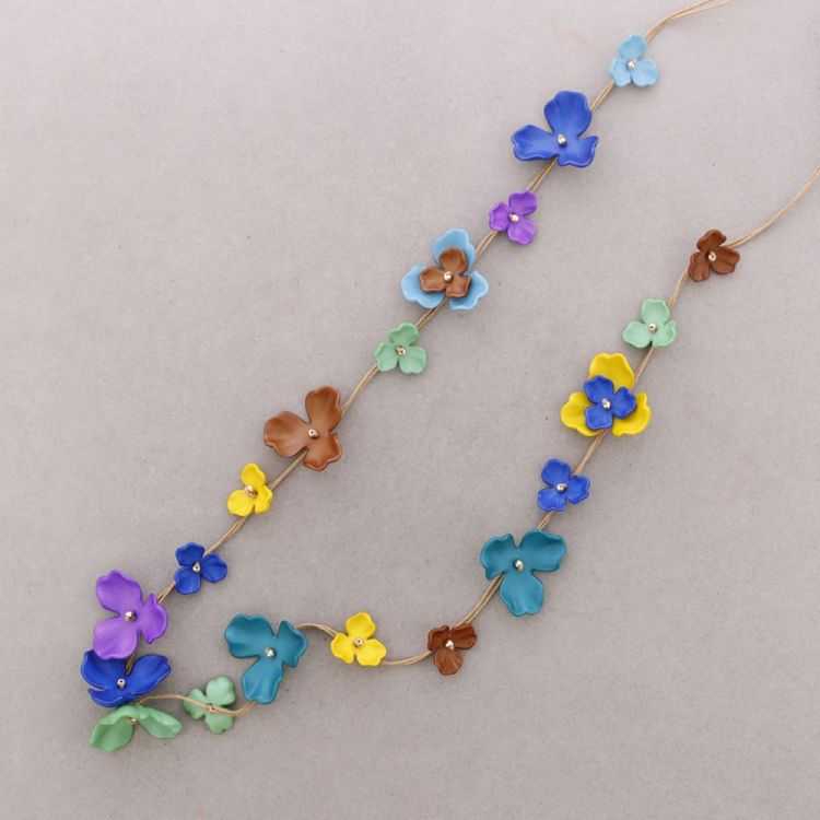 COLLAR LARGO FLORES RESINA 2