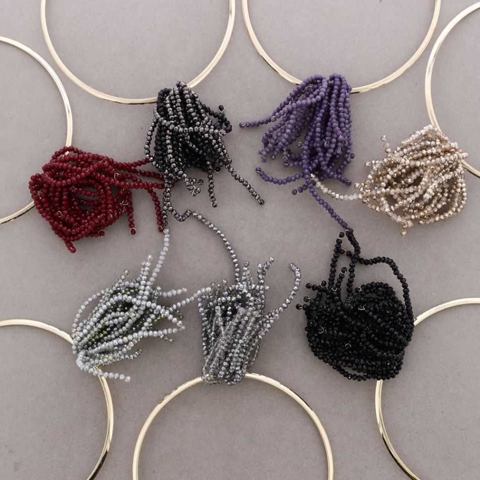 ADJUSTABLE FLOWER NECKLACE WITH FACETED CRYSTALS