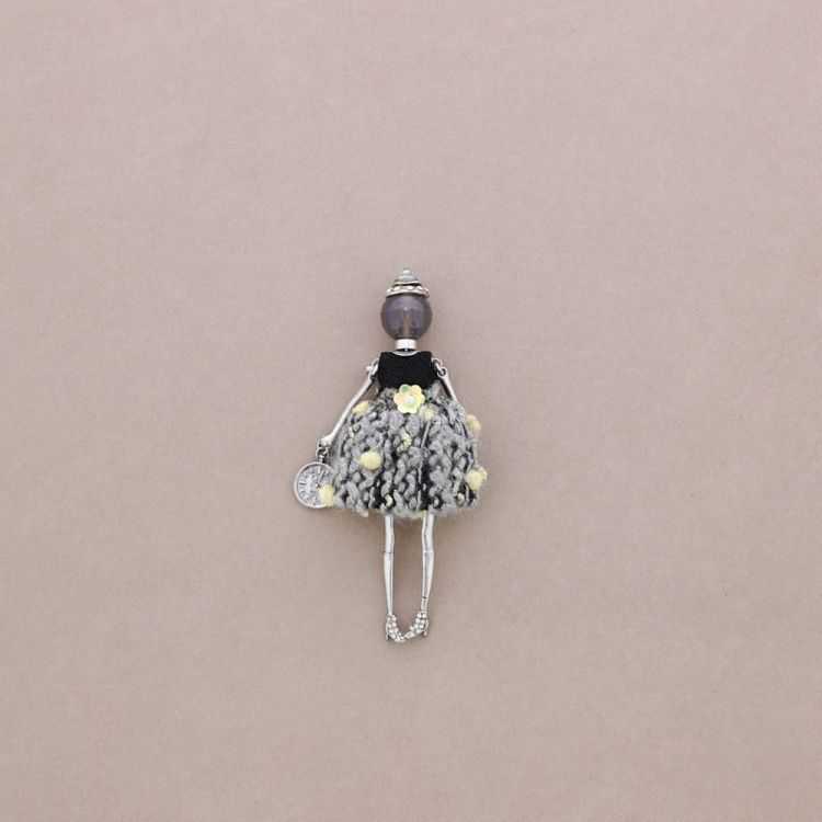 BROCHE COLGANTE MUÑECA 2