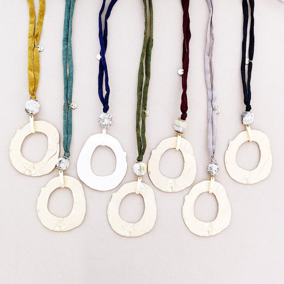 COLLAR LARGO COLGANTE PIEDRA DÓNUT METAL