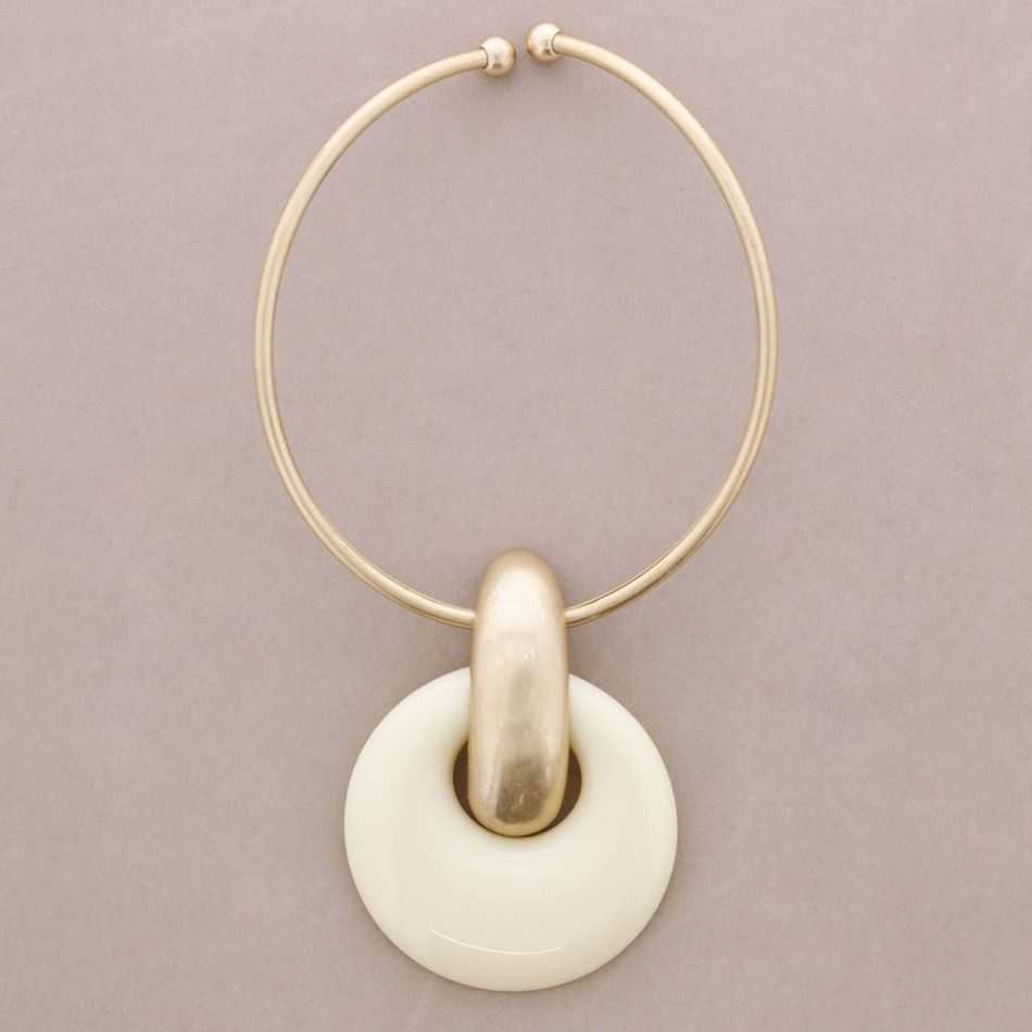 METAL AND RESIN PENDANT CHOKER