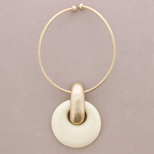 METAL AND RESIN PENDANT CHOKER