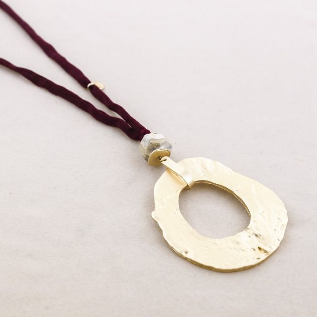 COLLAR LARGO COLGANTE PIEDRA DÓNUT METAL