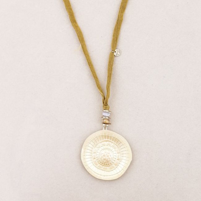 METAL MEDALLION PENDANT LONG NECKLACE