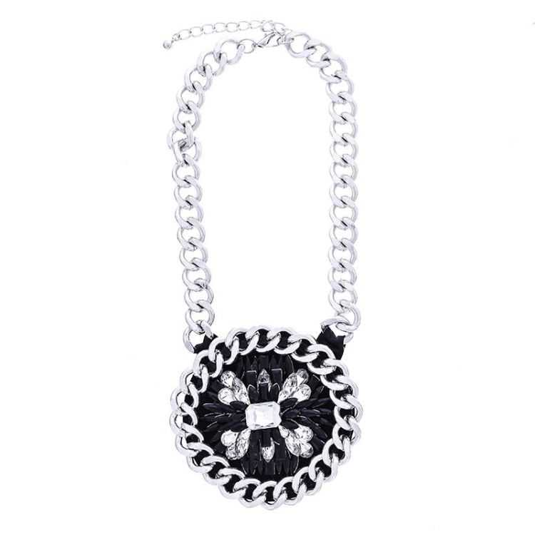 CRYSTAL CHAIN MEDALLION SHORT NECKLACE 2