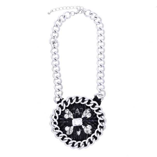 CRYSTAL CHAIN MEDALLION SHORT NECKLACE