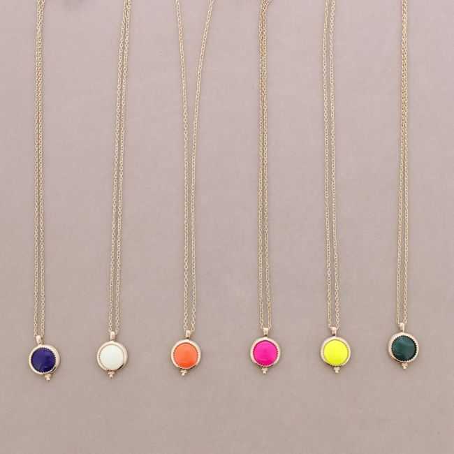 LONG NECKLACE WITH METAL RESIN PENDANT