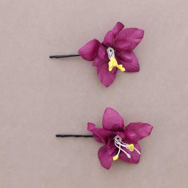 PAIR OF FLOWER HAIR CLIPS