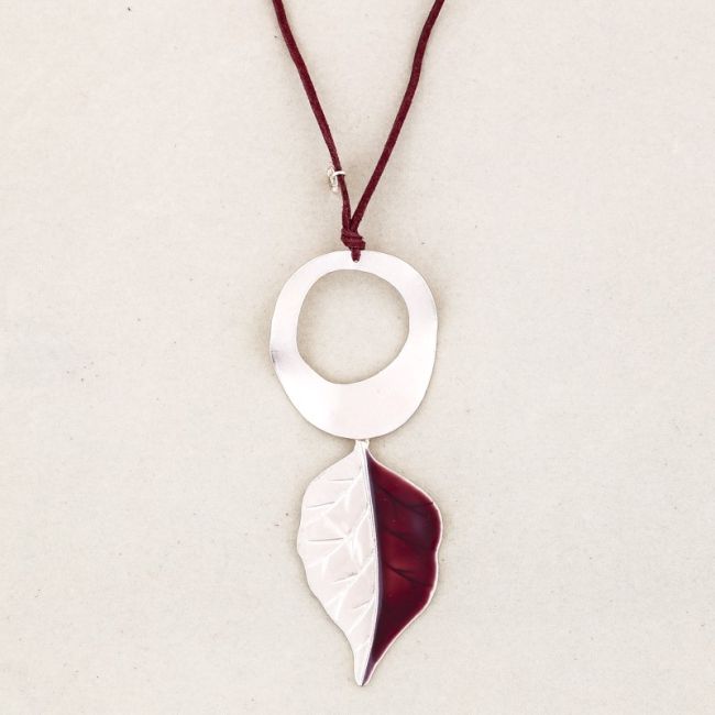 COLLAR LARGO COLGANTE HOJA ESMALTE
