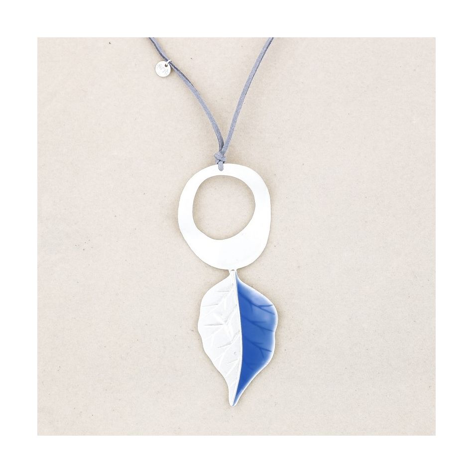 COLLAR LARGO COLGANTE HOJA ESMALTE
