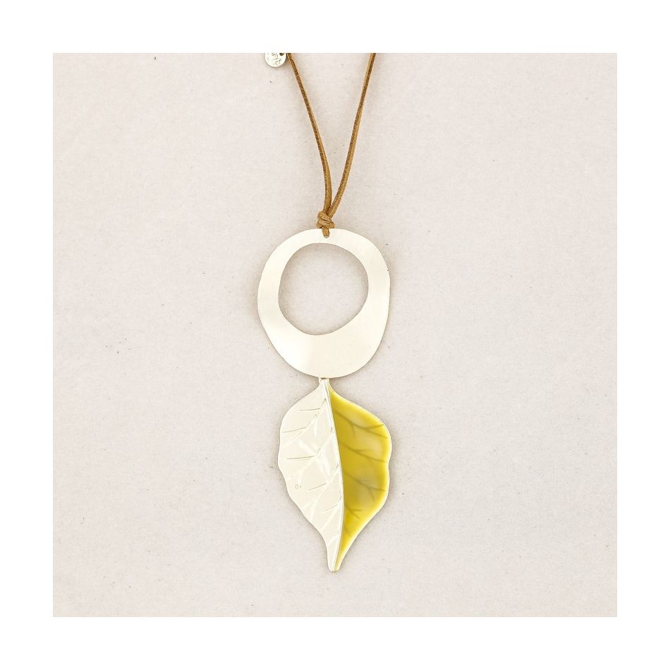 COLLAR LARGO COLGANTE HOJA ESMALTE