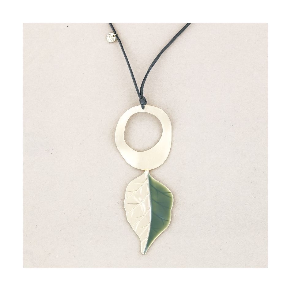 COLLAR LARGO COLGANTE HOJA ESMALTE