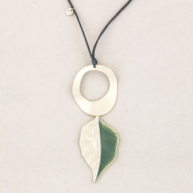 ENAMEL LEAF PENDANT LONG NECKLACE