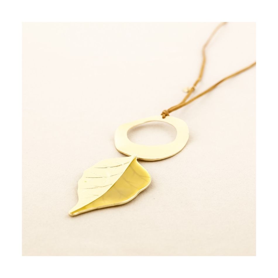 COLLAR LARGO COLGANTE HOJA ESMALTE